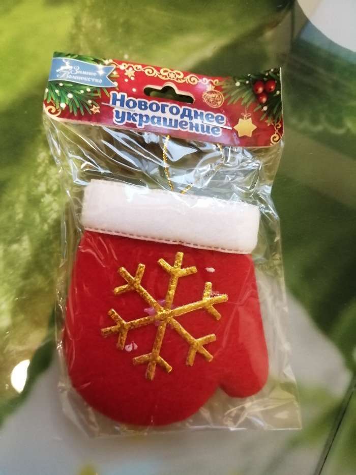 Фотография покупателя товара Мягкая подвеска "Варежка с золотой снежинкой" 8х6 см, красный