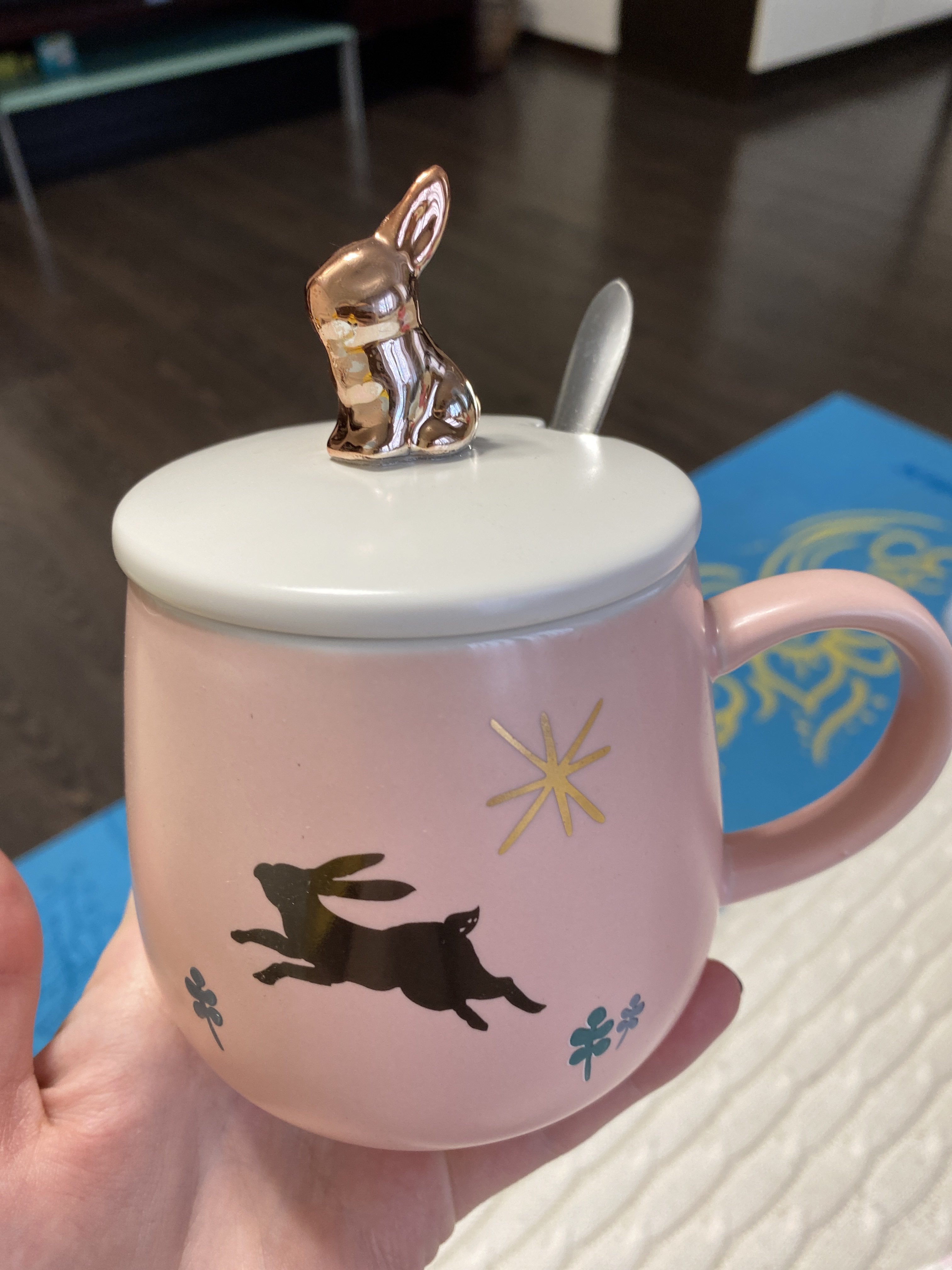 Фотография покупателя товара Кружка «Радость кролика», 450 мл, с керамической крышкой и ложкой, цвет и рисунок МИКС