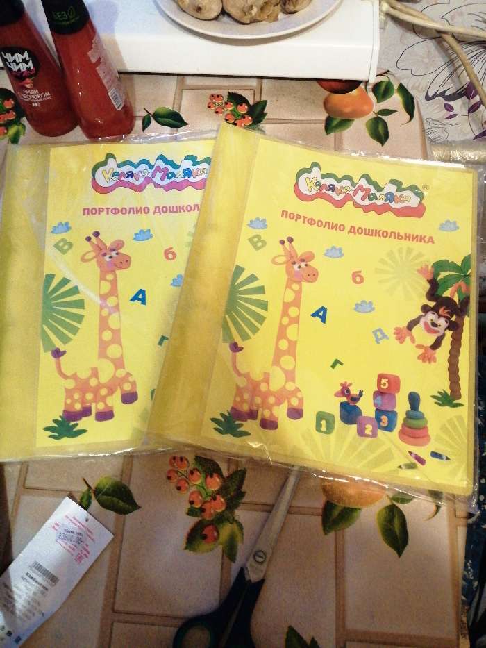 Фотография покупателя товара Папка-портфолио для дошкольника "Каляка-Маляка" А4, 20 файлов, пластик, 2 кольца, жёлтый