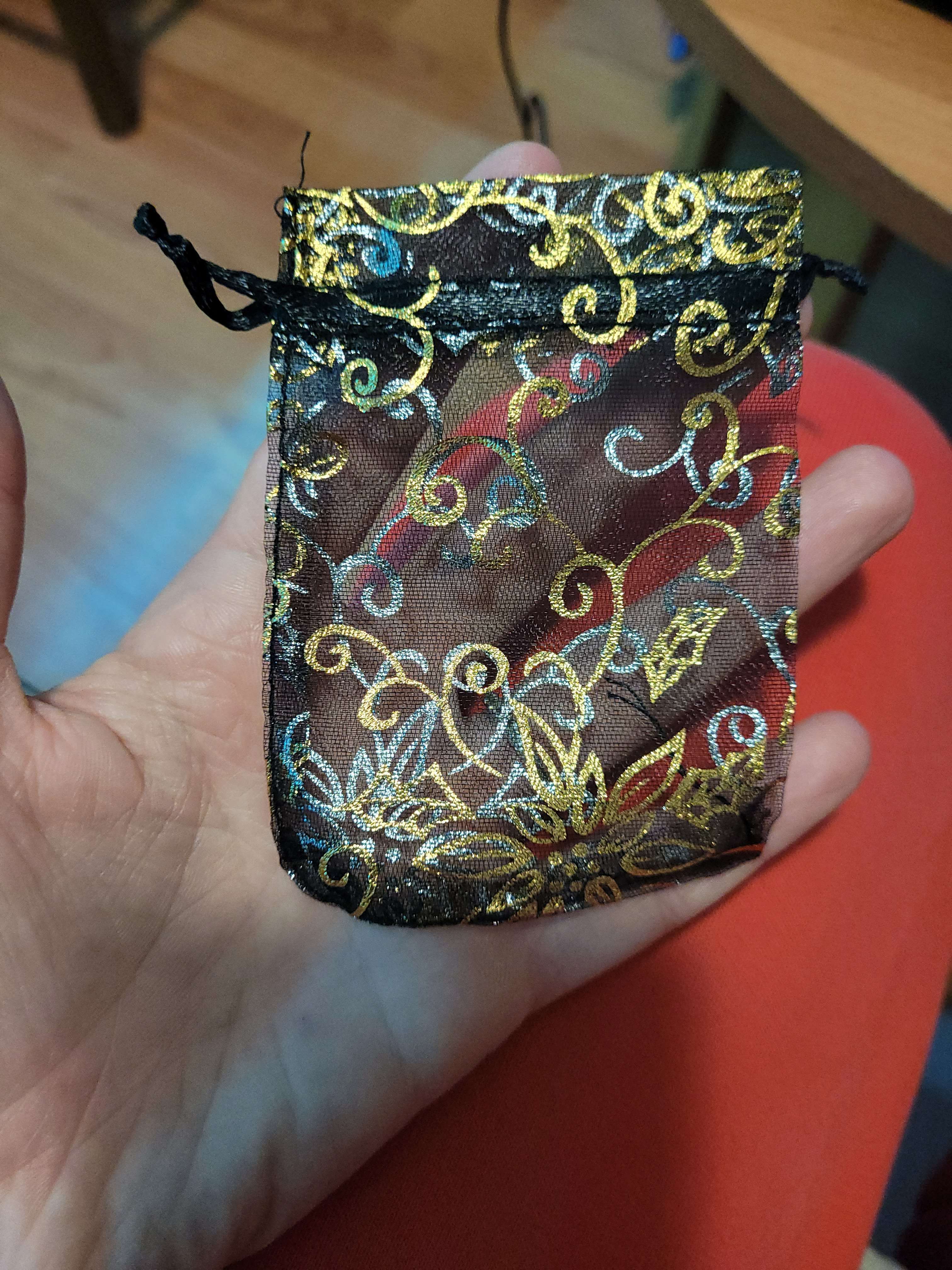 Фотография покупателя товара Мешочек подарочный «Цветочный орнамент», 7×9, цвет чёрный с золотом - Фото 4