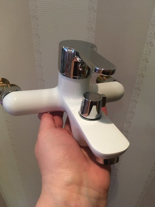 Фотография покупателя товара Cмеситель для ванны Accoona A6367G, однорычажный, с боковым дивертором, силумин, белый - Фото 2
