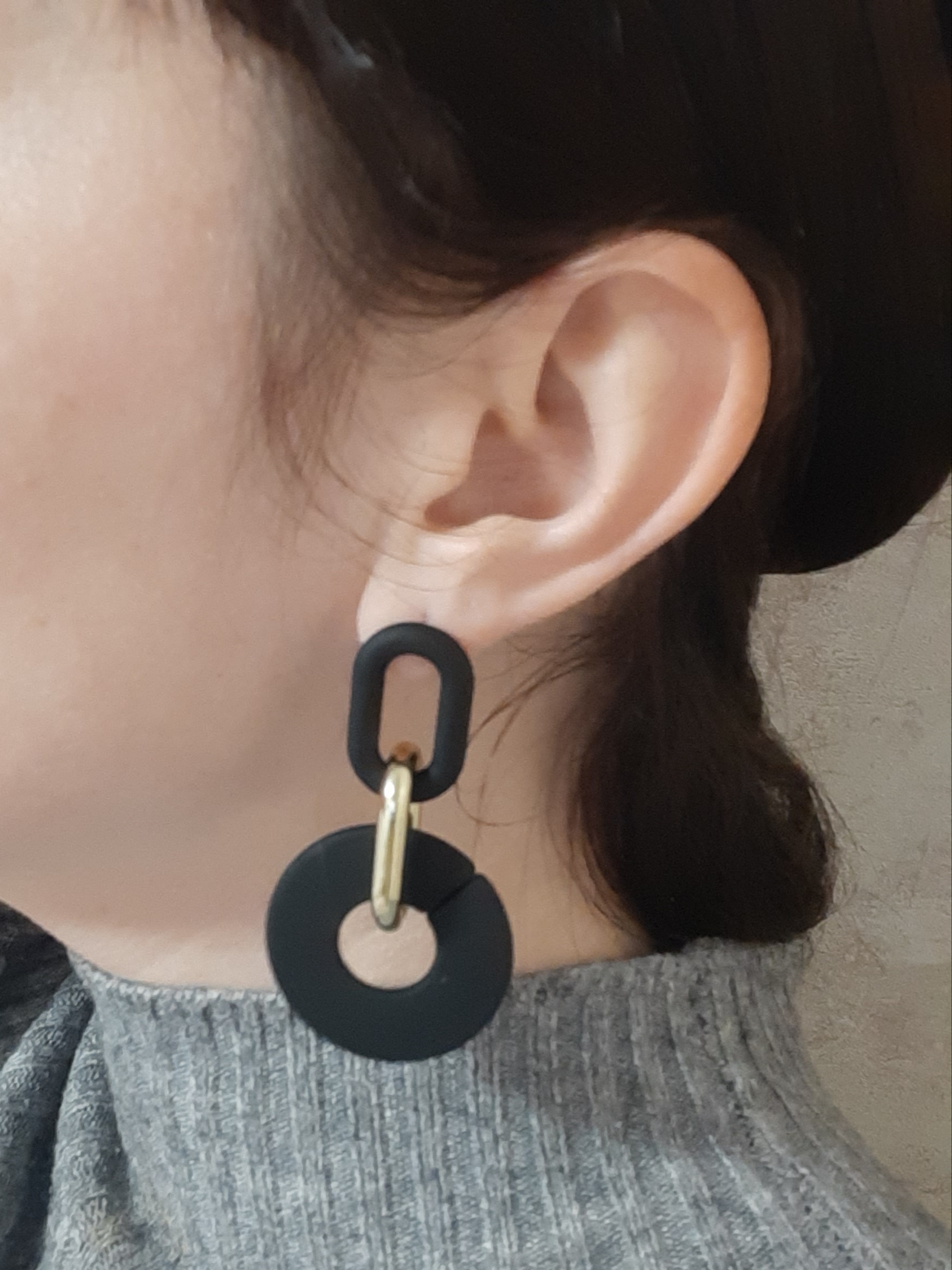 Фотография покупателя товара Серьги металл «Цепь» кольца, 3 звена, цвет золотисто-чёрный - Фото 4