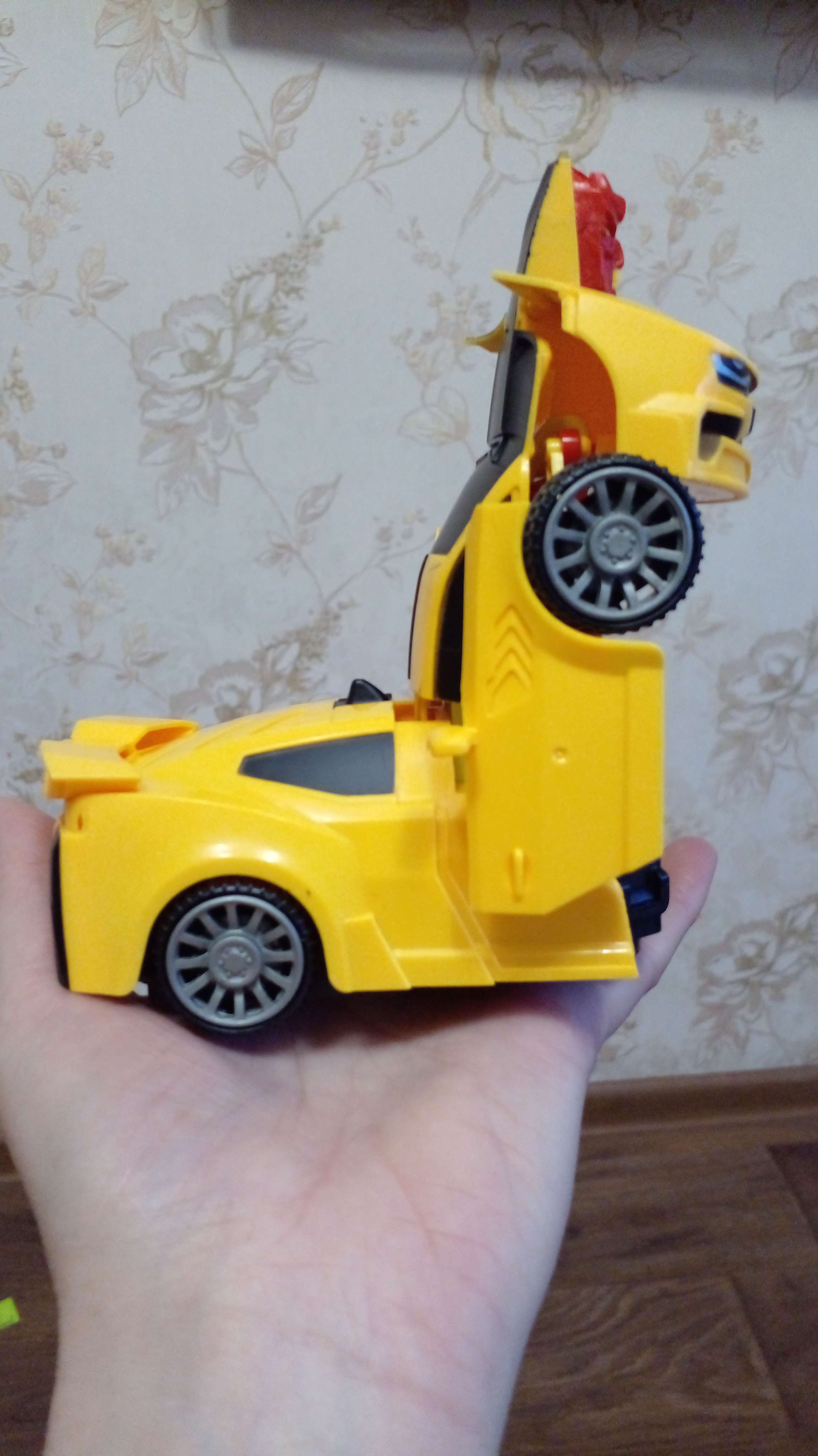 Фотография покупателя товара Робот-игрушка «Автобот», трансформируется, световые эффекты, русская озвучка, работает от батареек - Фото 3