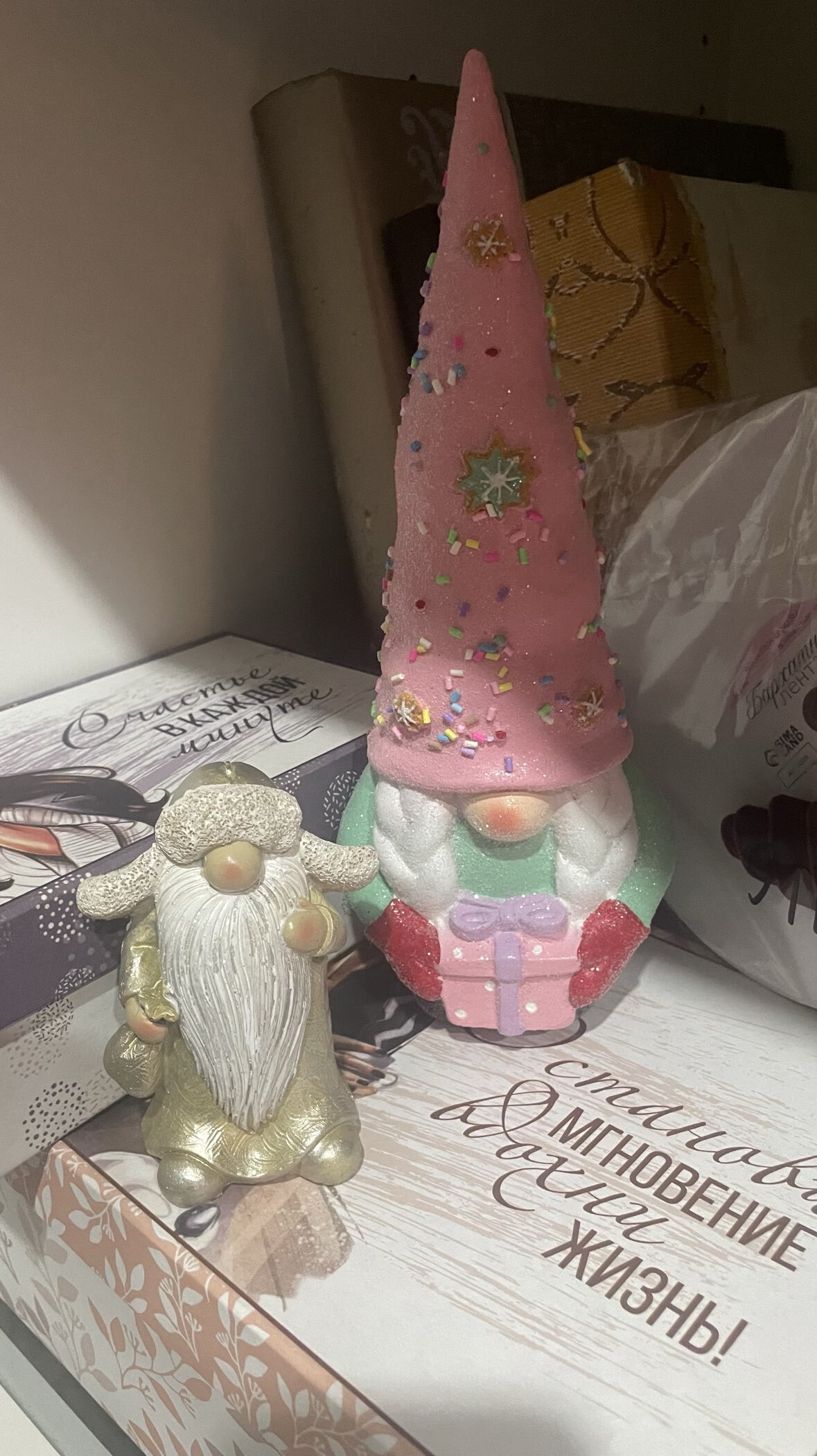 Фотография покупателя товара Фигурка полистоун «Бабулечка в розовом колпаке с посыпкой, с подарком», 10.5×8×25 см - Фото 1
