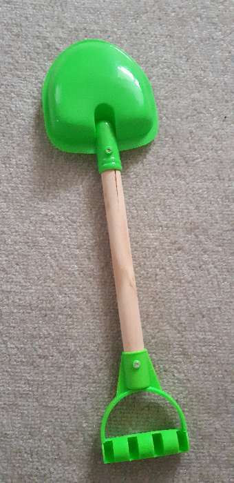 Фотография покупателя товара Детская лопатка с деревянной ручкой, 41 см, МИКС - Фото 3