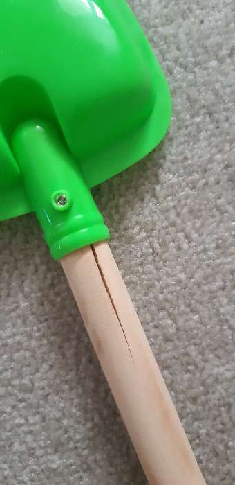 Фотография покупателя товара Детская лопатка с деревянной ручкой, 41 см, МИКС - Фото 2