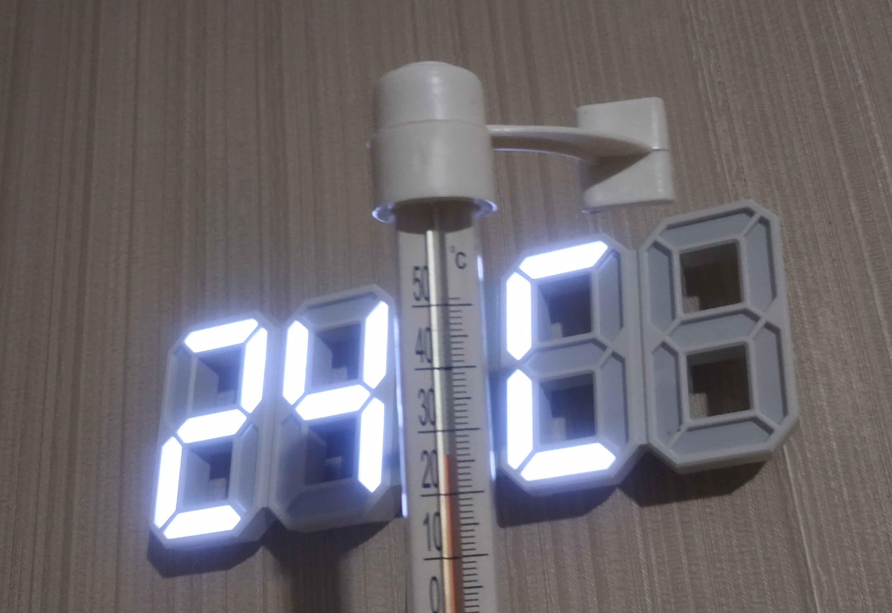 Фотография покупателя товара Термометр, градусник уличный, на окно, на липучке, от -50°С до +50°С, 21 х 6.5 см