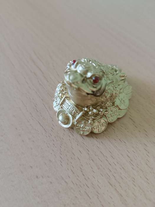 Фотография покупателя товара Нэцкэ фигурка полистоун под бронзу «Жаба с монетой», 4.5×4.5×4 см - Фото 4