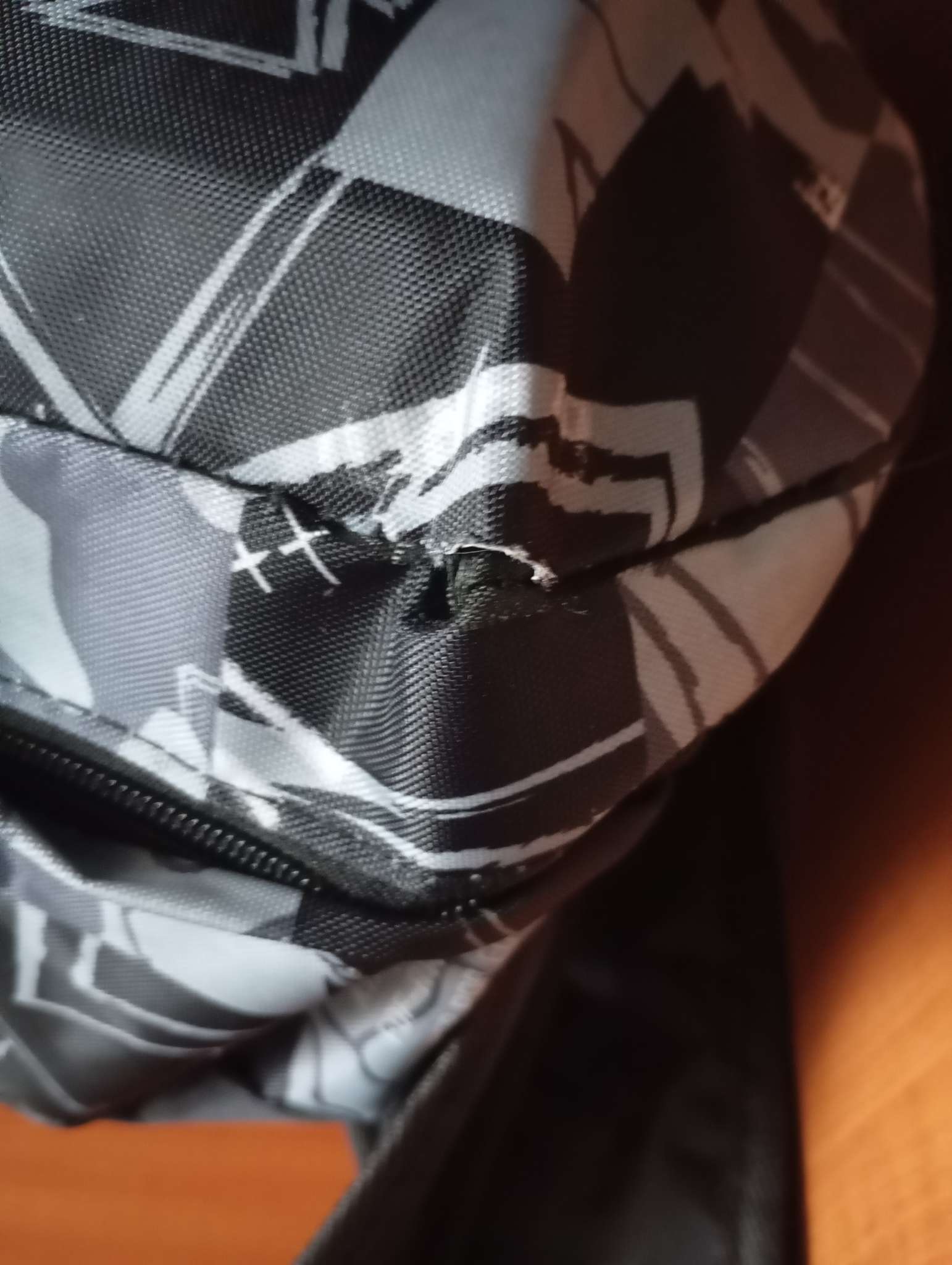 Фотография покупателя товара Рюкзак школьный на молнии, с карманами, принтом, размер 30×13×42 см, чёрный/серый - Фото 1