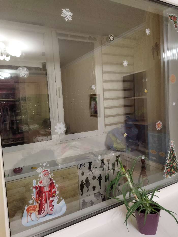 Фотография покупателя товара Набор наклеек новогодних "Ёлка и салюты" вырубная, 40 х 30 см - Фото 2