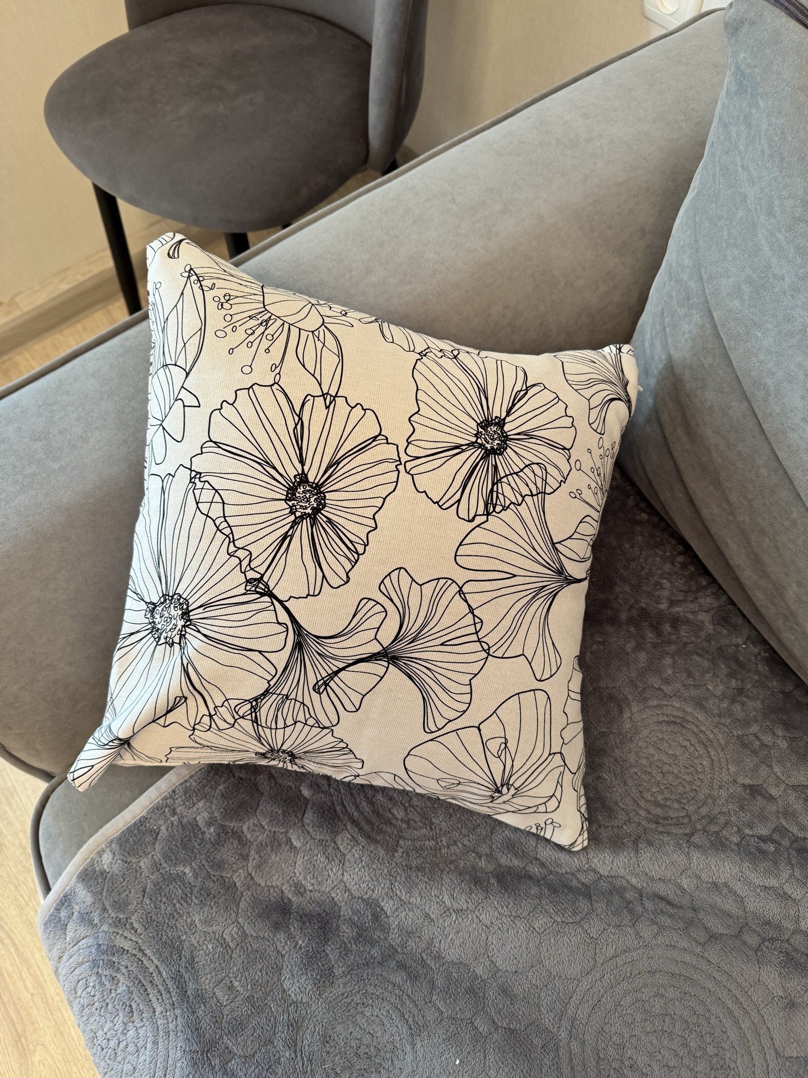 Фотография покупателя товара Наволочка декоративная «Этель» Black flowers, 40×40 см, хлопок 100% - Фото 1