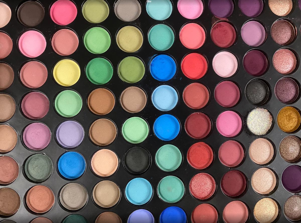 Фотография покупателя товара УЦЕНКА Be Beauty, палетка матовых и сатиновых теней для век, 88 цветов, 35,2 гр - Фото 4
