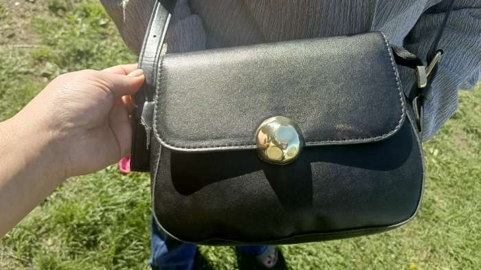 Фотография покупателя товара Сумка женская мессенджер на клапане, 23×6×17 см, чёрная - Фото 1