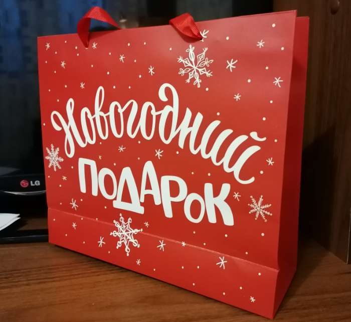 Фотография покупателя товара Пакет ламинированный горизонтальный «Новогодний подарок», M 30 × 26 × 9 см