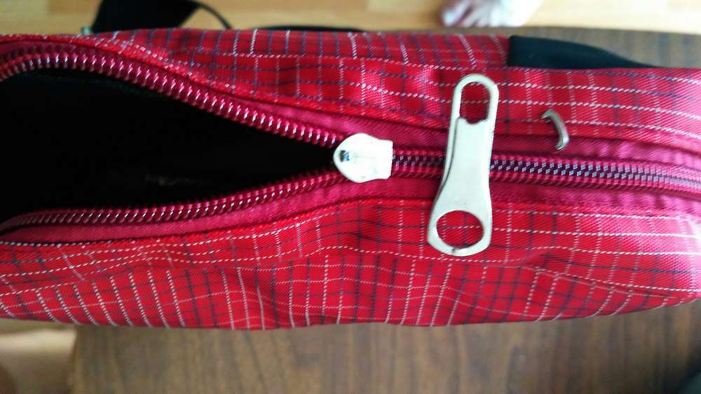 Фотография покупателя товара Сумка молодёжная, 1 отдел, 2 наружных кармана, регулируемый ремень, цвет красный - Фото 1