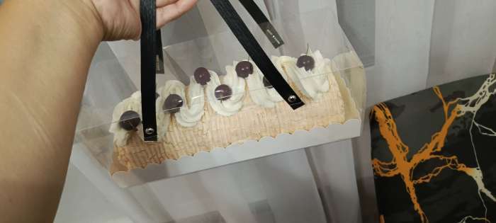 Фотография покупателя товара Коробка под рулет с ручками, белая 16.5×11×10 см Кондитерская упаковка - Фото 2