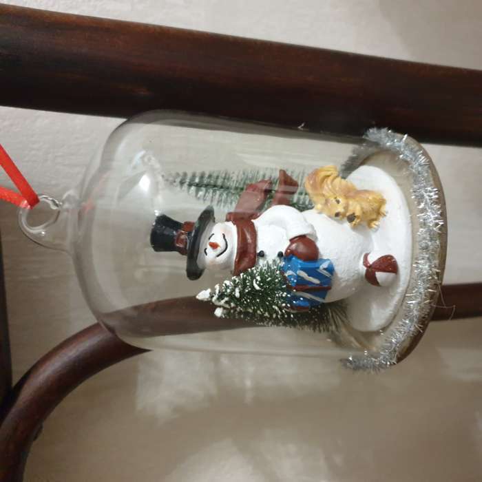 Фотография покупателя товара Фигурка-подвеска «Снеговик с ёлкой, белкой и подарками под куполом», ёлочная игрушка, 9.5×9.5×12.5 см - Фото 2