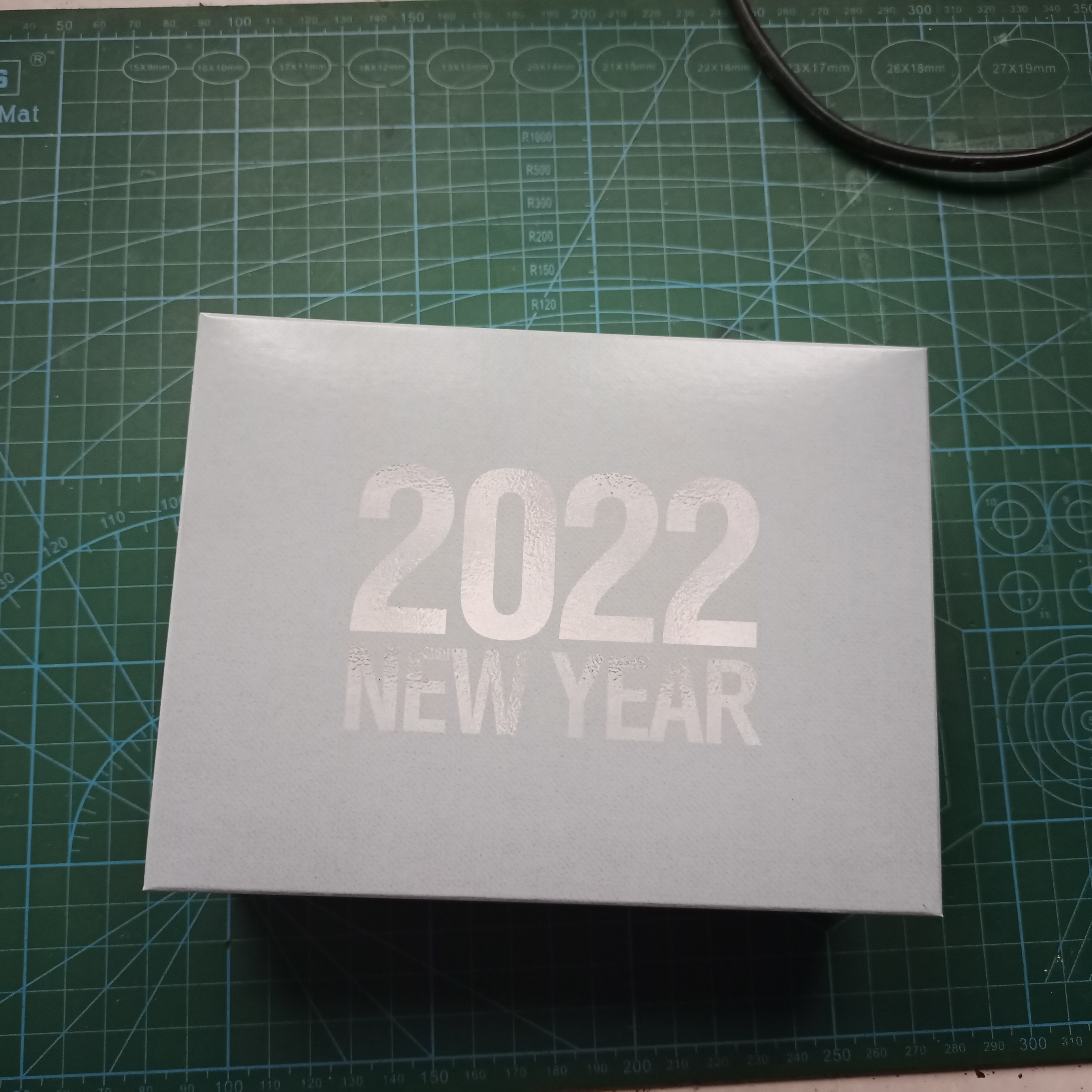 Фотография покупателя товара Подарочная коробка сборная "2022", голубой, 16,5 х 12,5 х 5,2 см - Фото 4