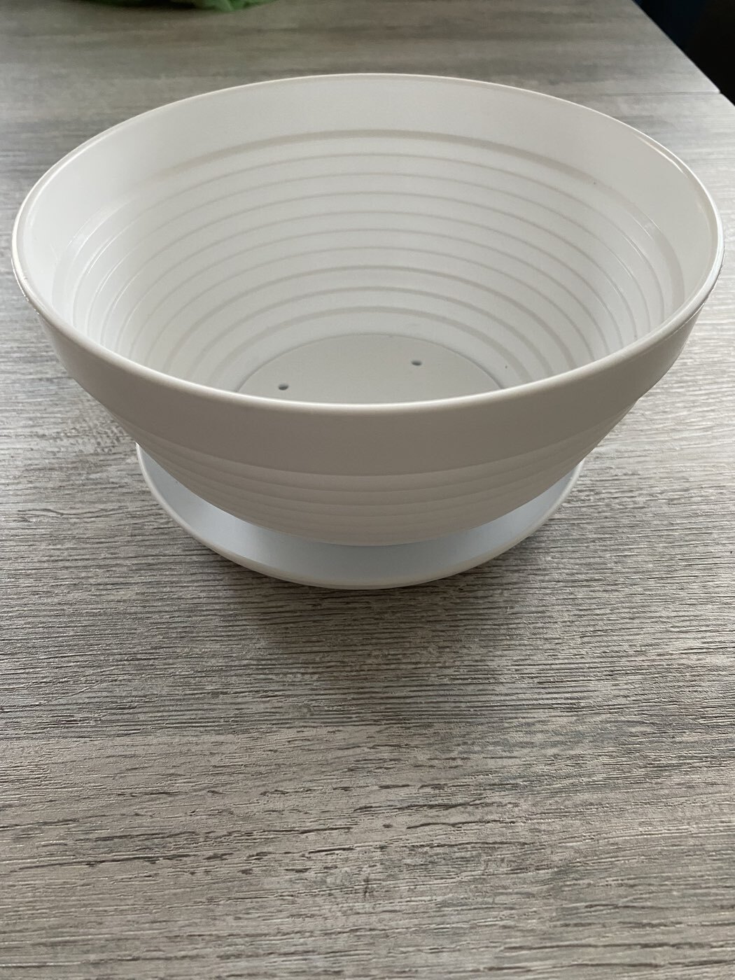 Фотография покупателя товара Горшок для цветов с подставкой «Алиса», 1.5 л, d=20 см, h=10 см, пластиковый, белый - Фото 3