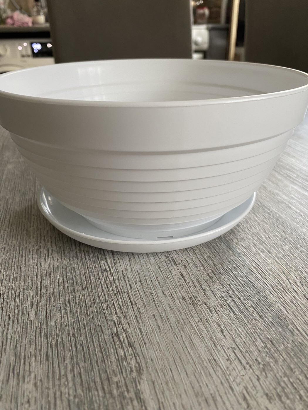 Фотография покупателя товара Горшок для цветов с подставкой «Алиса», 1.5 л, d=20 см, h=10 см, пластиковый, белый - Фото 1