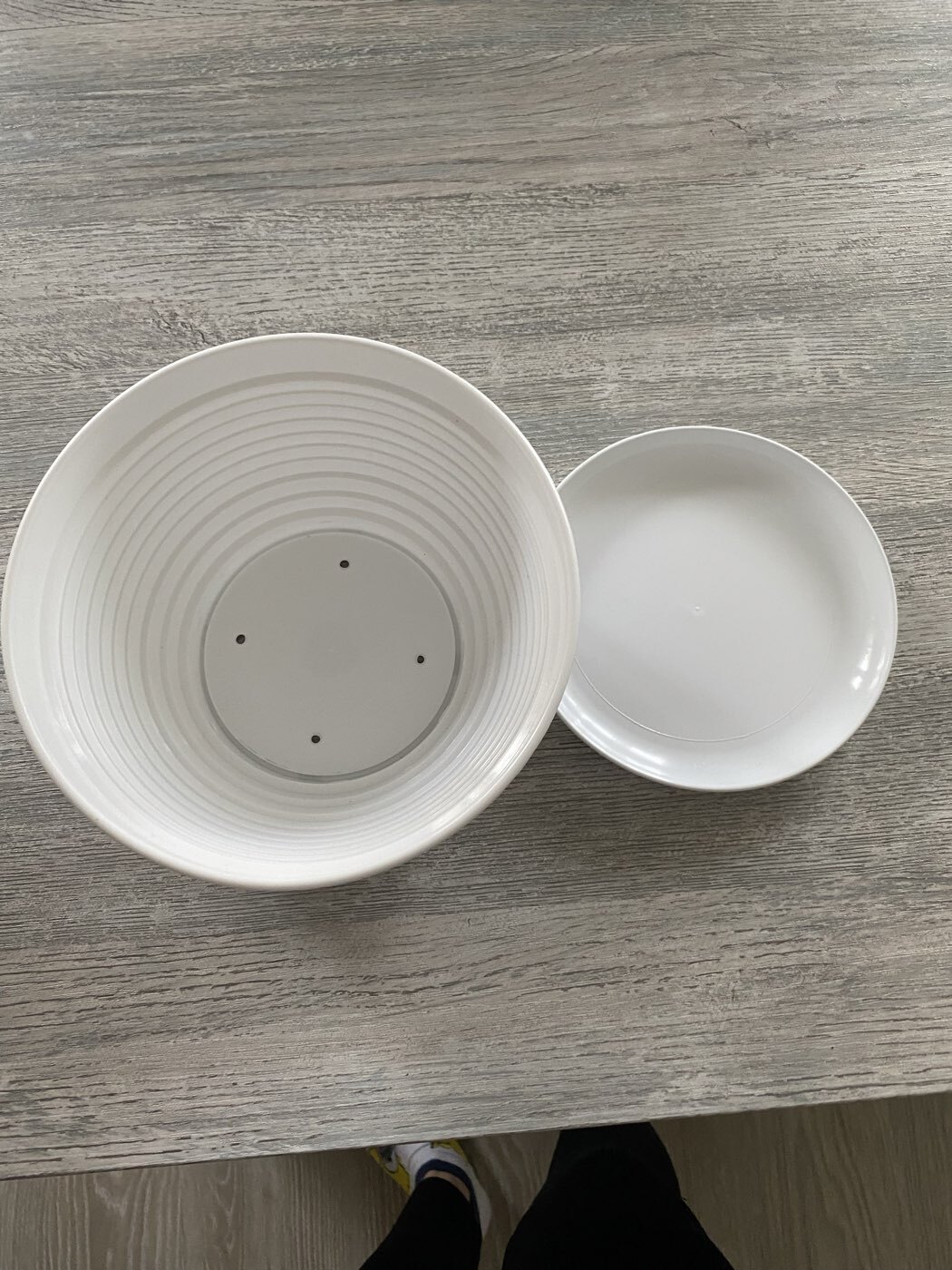 Фотография покупателя товара Горшок для цветов с подставкой «Алиса», 1.5 л, d=20 см, h=10 см, пластиковый, белый - Фото 2