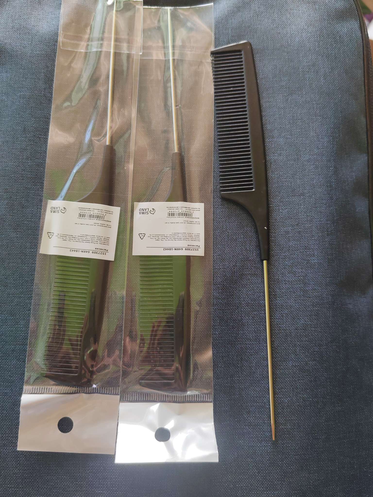 Фотография покупателя товара Расчёска антистатическая, 22×3(±1) см, с металлическим хвостиком, карбон, чёрная - Фото 1