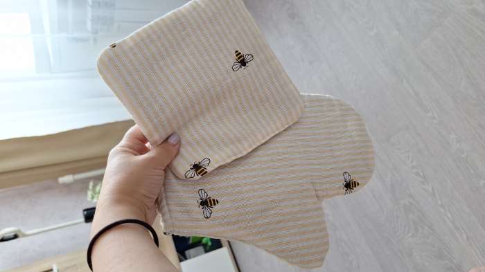 Фотография покупателя товара Варежка-прихватка Доляна «Пчёлки», 20×27 см, рогожка 164 г/м², 100% хлопок - Фото 1