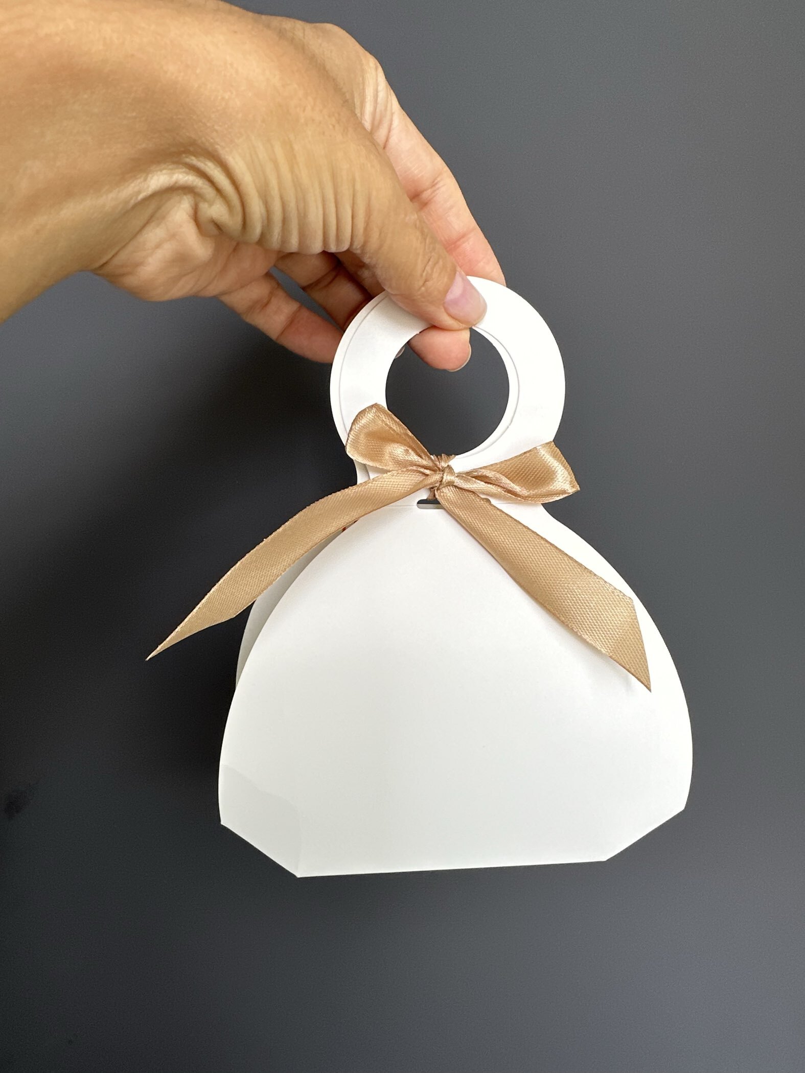 Фотография покупателя товара Подарочная коробка складная «Сумочка» с ручкой лентой, крафт, 12×9×6 см - Фото 2