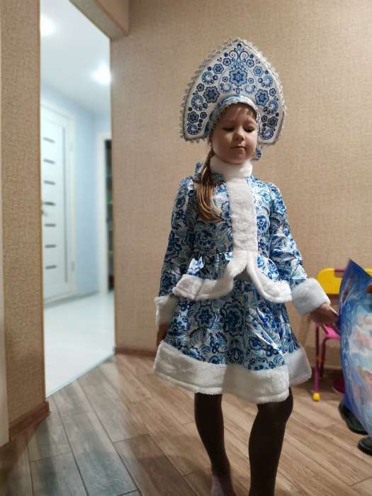 Фотография покупателя товара Карнавальный костюм «Снегурочка», бело-голубые узоры, размер 34, рост 134 см - Фото 6
