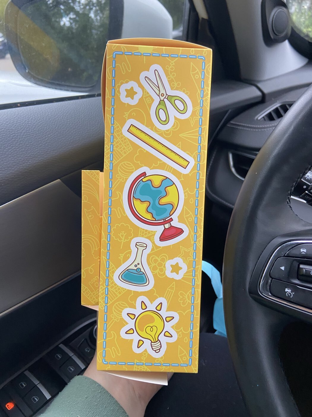 Фотография покупателя товара Коробка подарочная фигурная, упаковка на 1 сентября, «Школьная пора», 23.5×22×7 см - Фото 2