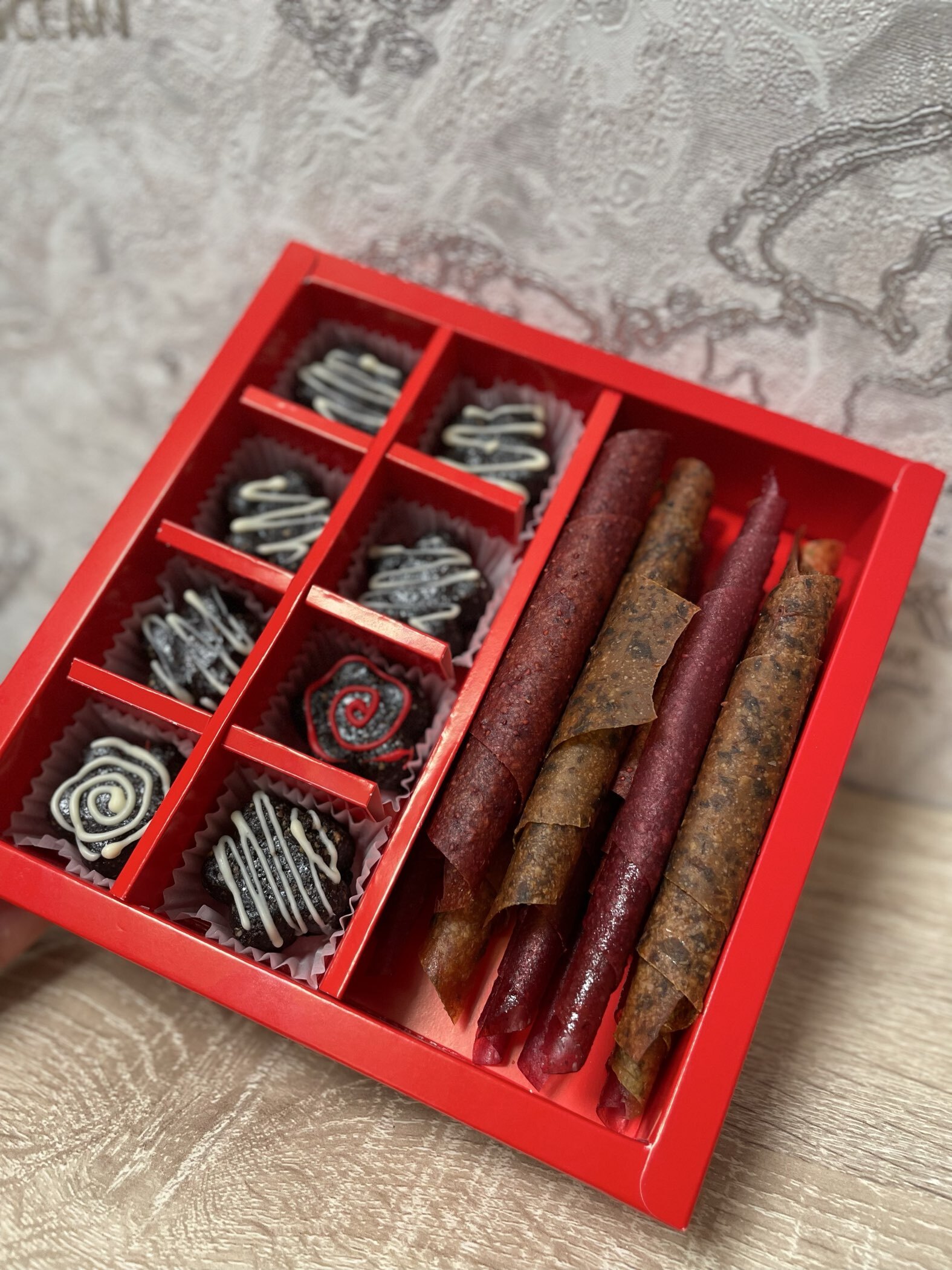 Фотография покупателя товара Коробка для 8 конфет + шоколад, с окном, крафт, 17.7×17.85×3.85 см - Фото 6