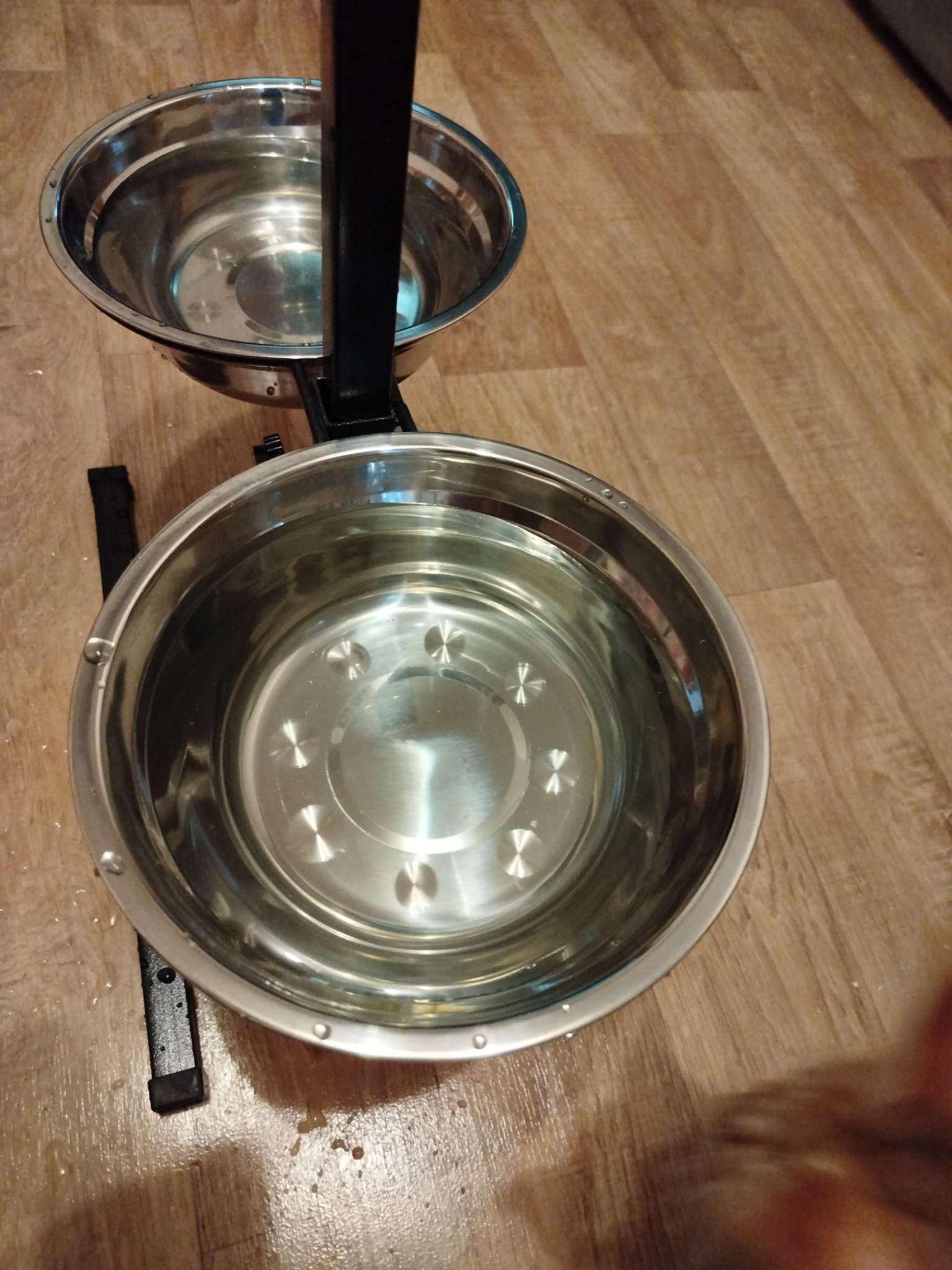 Фотография покупателя товара Подставка с мисками, 2×1 л, высота 40 см, разборная, чёрная - Фото 1