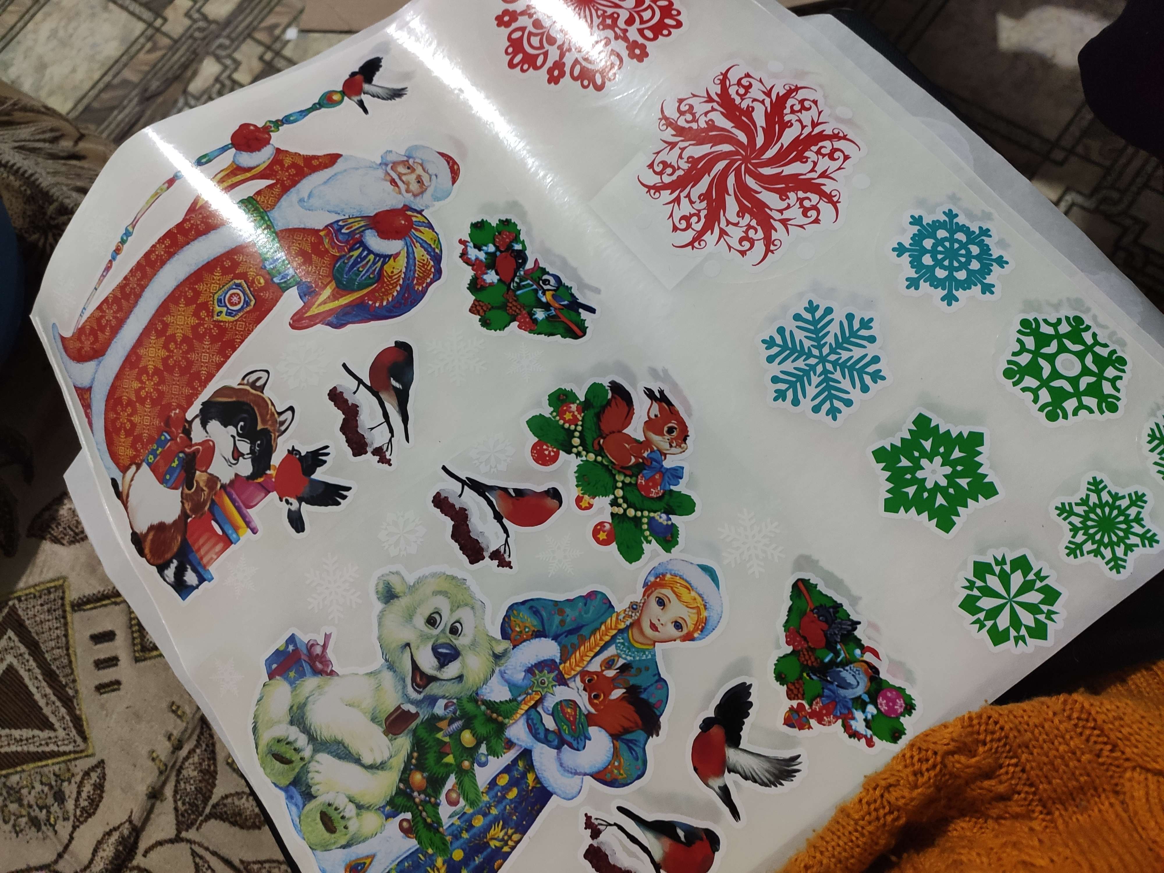 Фотография покупателя товара Набор наклеек на окна "Новогодний" снежинки, Снегурочка и Дед Мороз, 37 х 37 см