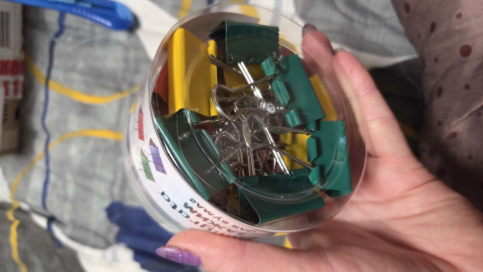 Фотография покупателя товара Набор зажимов для бумаг цветных 32 мм, 24 штук, 5 цветов, в пластиковой тубе - Фото 2