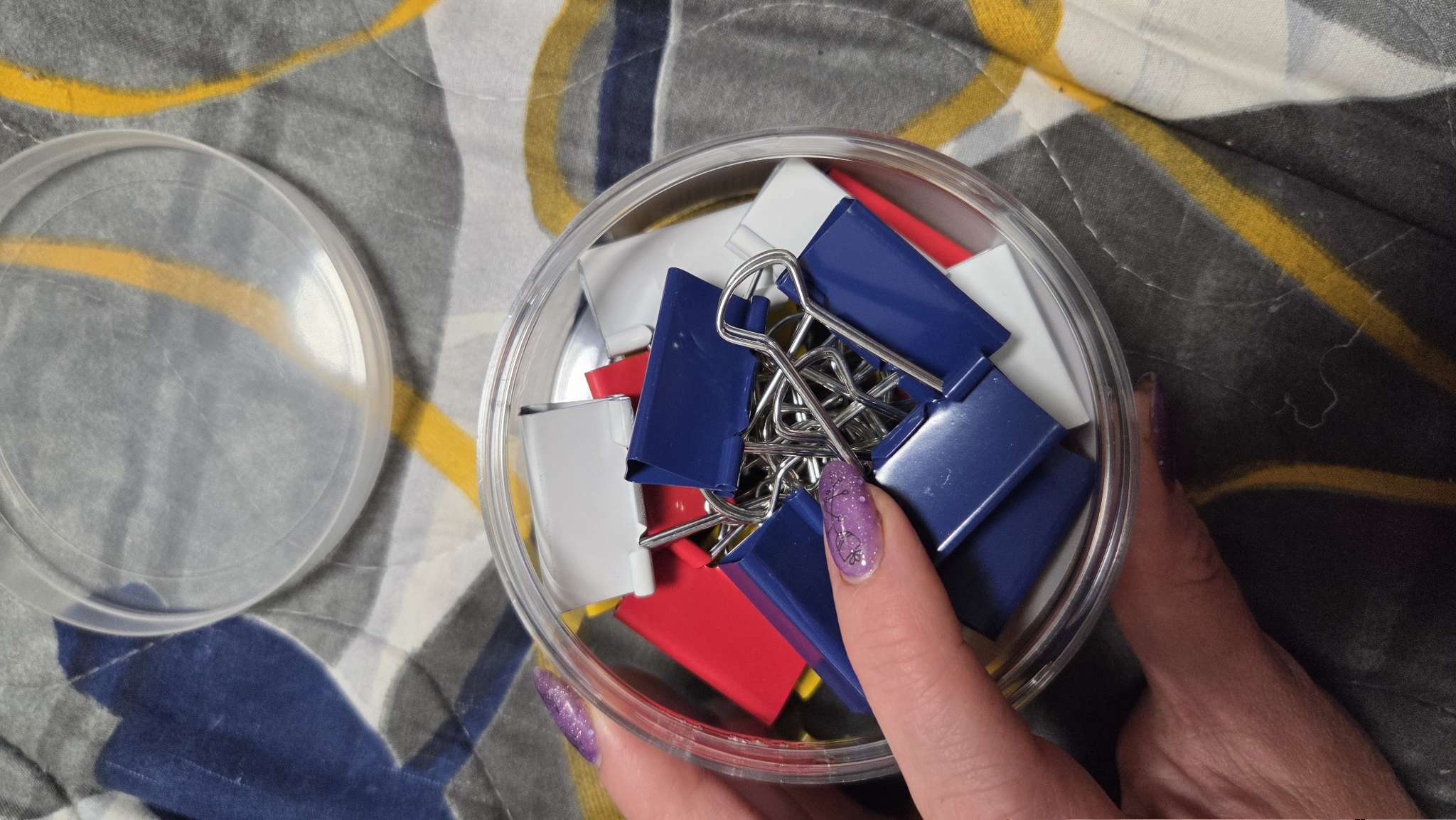 Фотография покупателя товара Набор зажимов для бумаг цветных 32 мм, 24 штук, 5 цветов, в пластиковой тубе - Фото 4