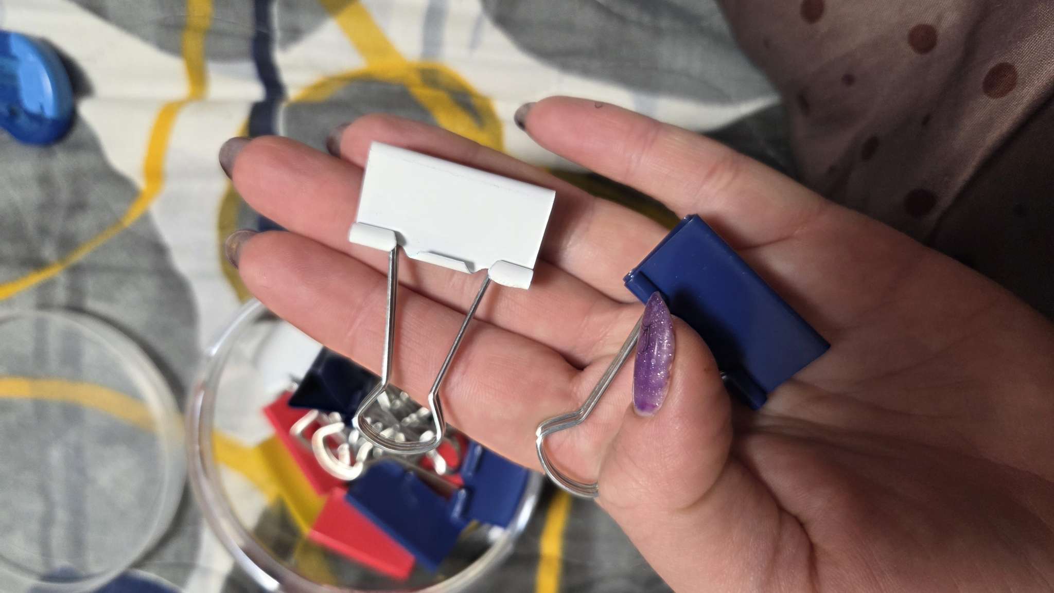 Фотография покупателя товара Набор зажимов для бумаг цветных 32 мм, 24 штук, 5 цветов, в пластиковой тубе - Фото 6