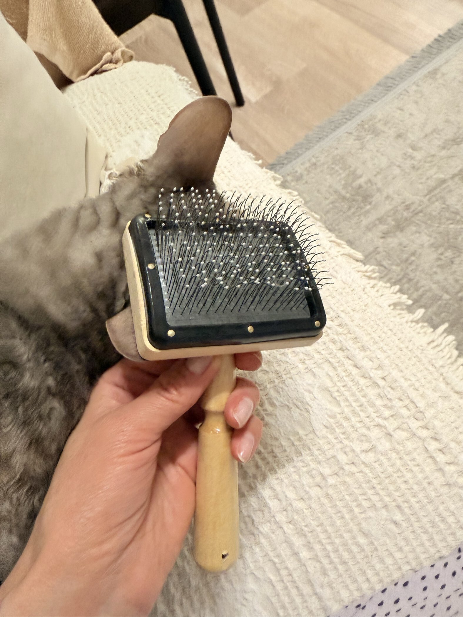 Фотография покупателя товара Щётка - пуходёрка «Премиум», основание 80×60 мм, с каплями, для длинношерстных животных, дерево - Фото 1