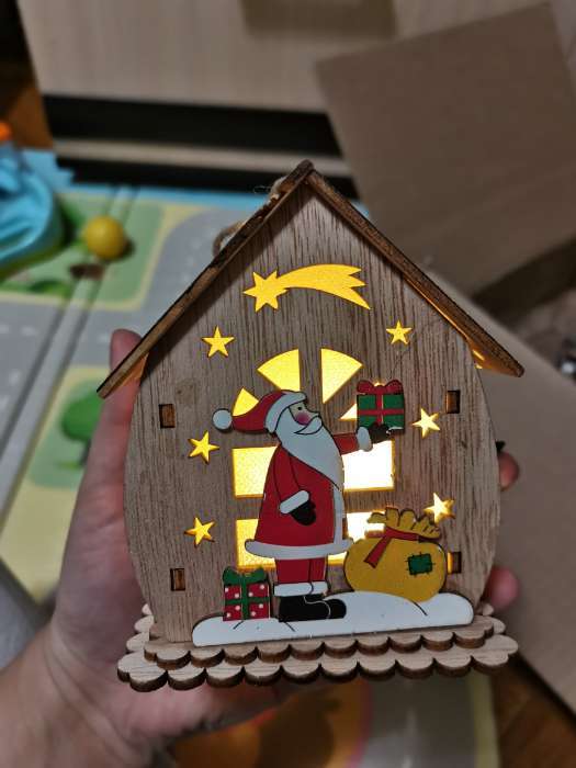 Фотография покупателя товара Ёлочная игрушка «Домик с Дедом Морозом с подарками», от батареек, свечение тёплое белое - Фото 2