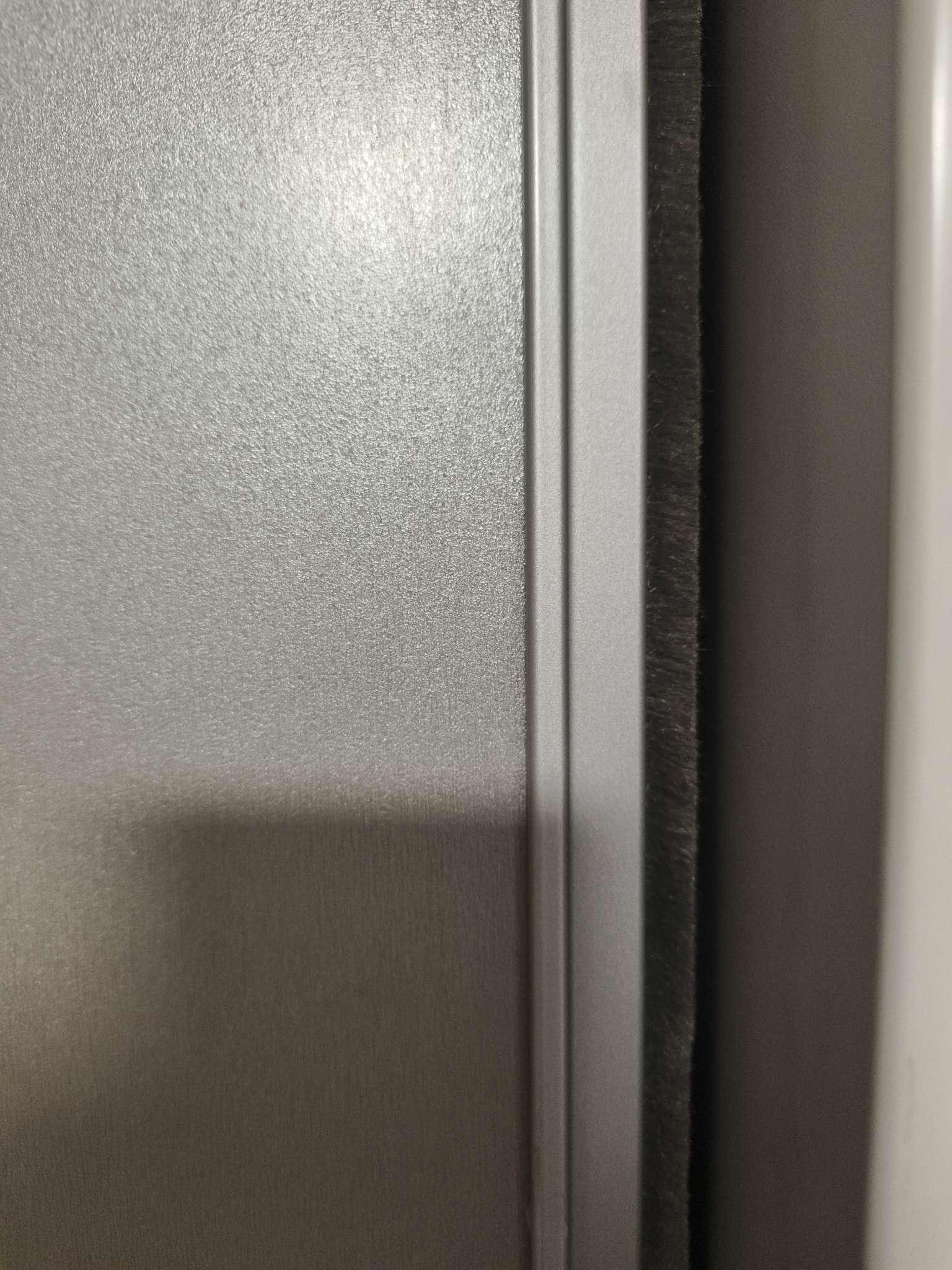 Фотография покупателя товара Уплотнитель щеточный самоклеящийся ТУНДРА, 9×15 мм, серый, 10 м - Фото 2