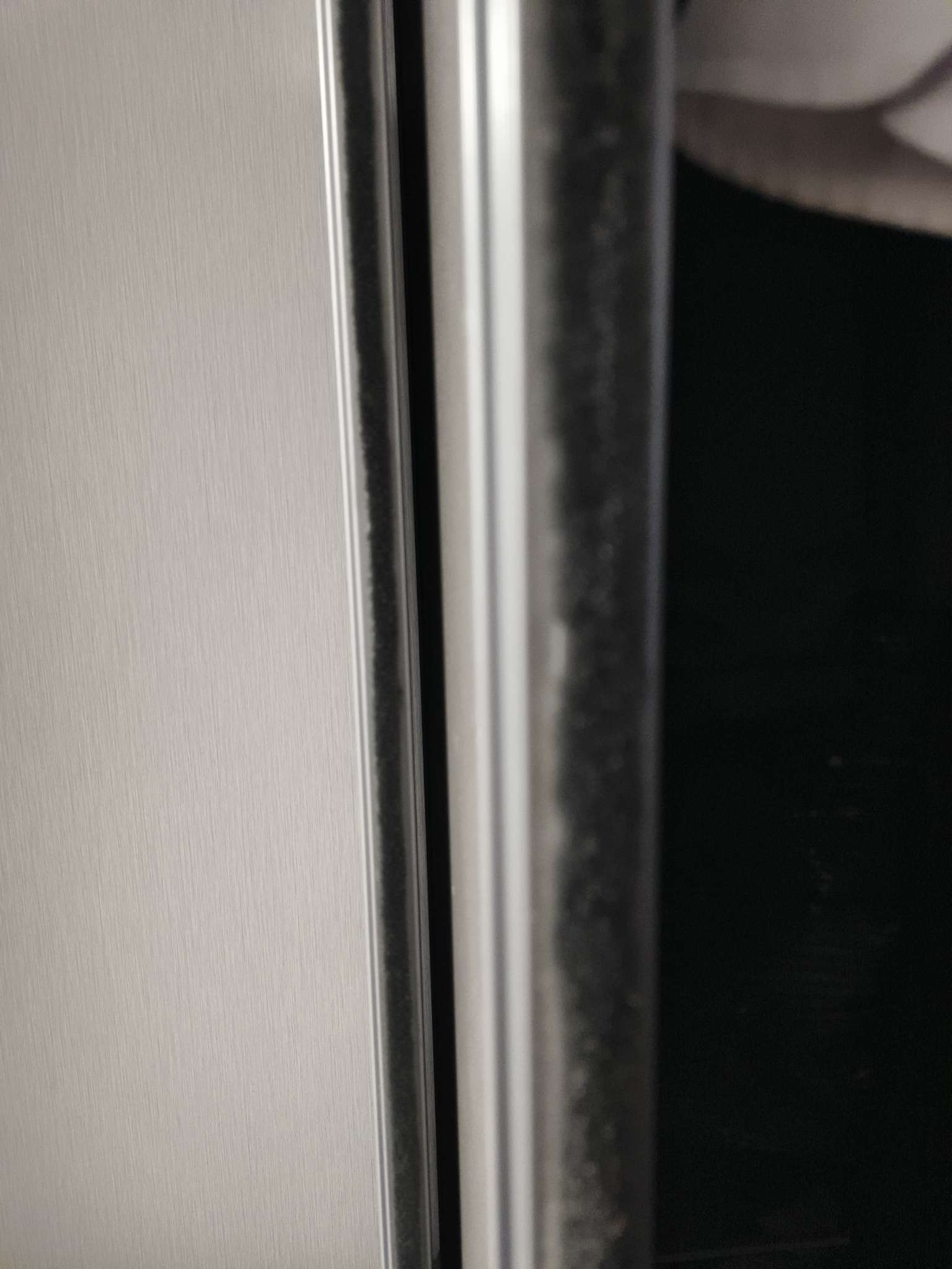 Фотография покупателя товара Уплотнитель щеточный самоклеящийся ТУНДРА, 9×15 мм, серый, 10 м - Фото 1