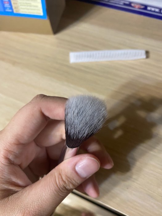 Фотография покупателя товара Кисть для макияжа «Brush GRAPHITE», 17,5 (+/- 1) см, цвет тёмно-серый/серебристый - Фото 2