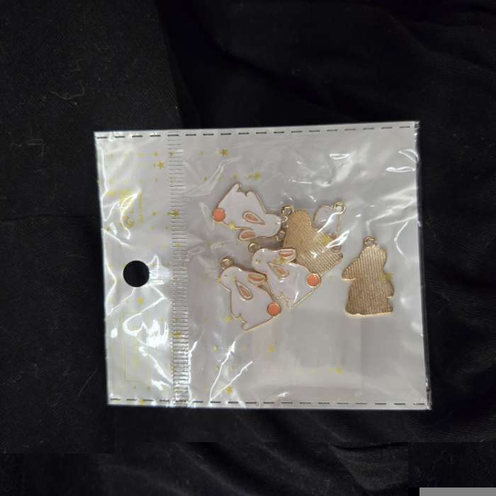 Фотография покупателя товара Декор для творчества металл, эмаль «Зайчик с розовым хвостиком», белый, 2.2×1.3 см - Фото 1