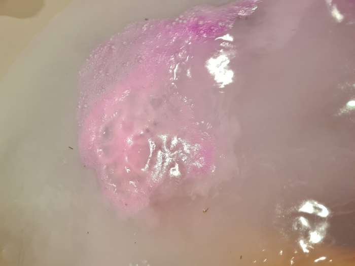 Фотография покупателя товара Бомбочка для ванн Laboratory Katrin двухцветная с цветами лаванды, 120 г - Фото 3