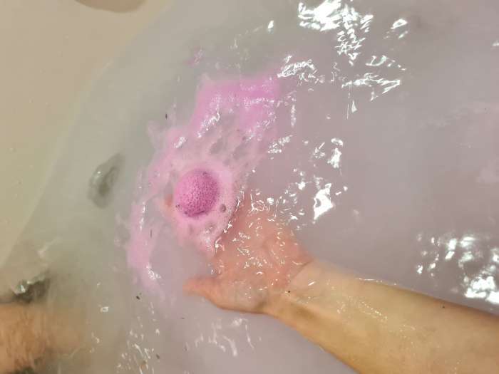 Фотография покупателя товара Бомбочка для ванн Laboratory Katrin двухцветная с цветами лаванды, 120 г - Фото 2