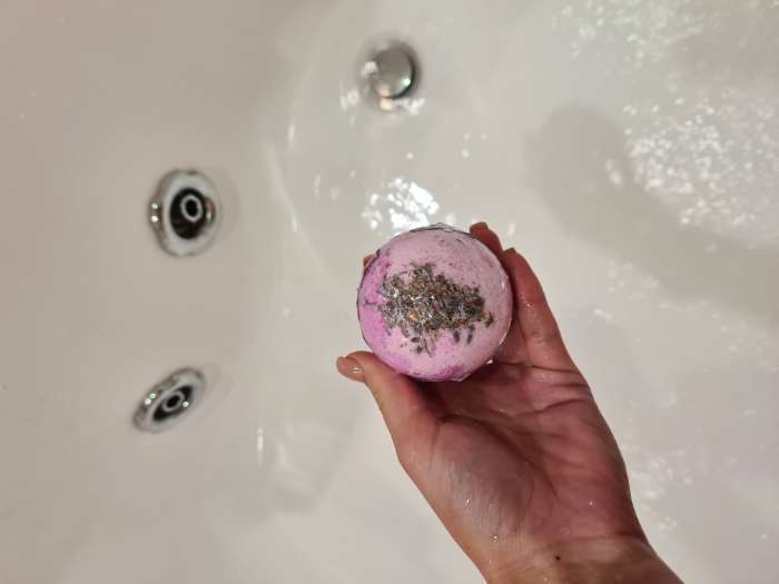Фотография покупателя товара Бомбочка для ванн Laboratory Katrin двухцветная с цветами лаванды, 120 г - Фото 1