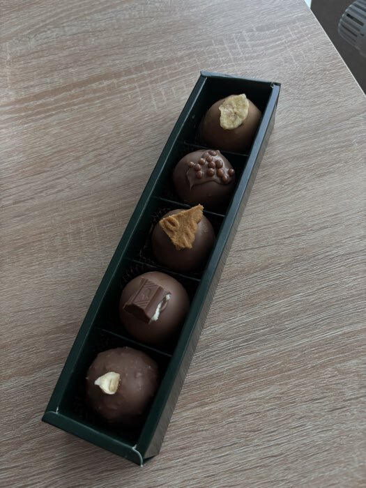 Фотография покупателя товара Коробка для 5 конфет с окном, с тонкими разделителями, белый 21×5.5×3.3 см - Фото 3