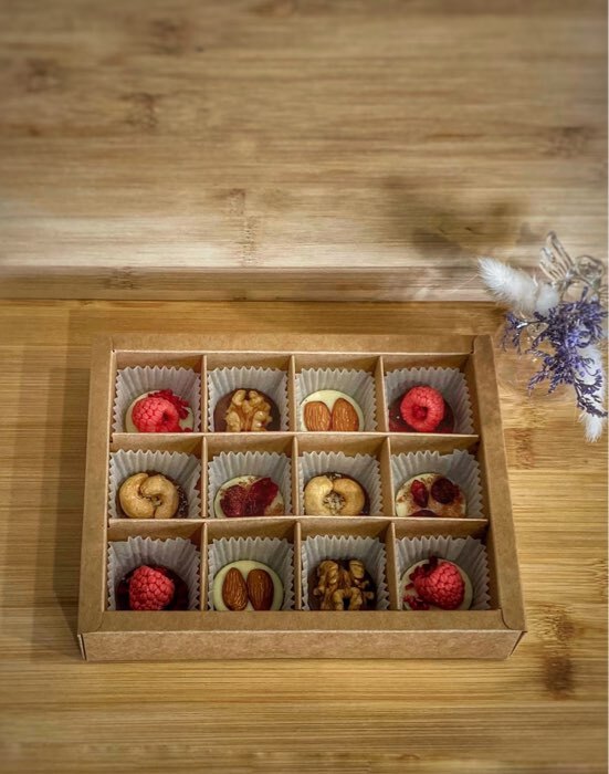 Фотография покупателя товара Коробка для конфет, 12 шт., белая, 19×15×3.5 см - Фото 3