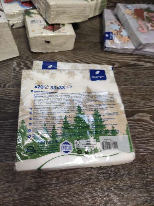 Фотография покупателя товара Новогодние салфетки бумажные Перышко Prestige 33х33 "Зимний лес" зеленый цвет 3сл 20л.