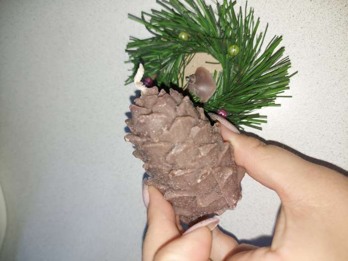 Фотография покупателя товара Свеча новогодняя "Шишка с еловым декором", 7 см, коричневая МИКС - Фото 2