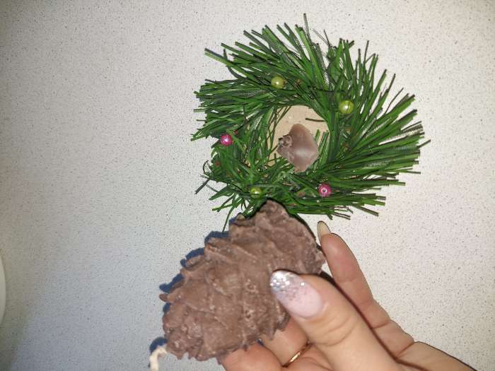 Фотография покупателя товара Свеча новогодняя "Шишка с еловым декором", 7 см, коричневая МИКС - Фото 1